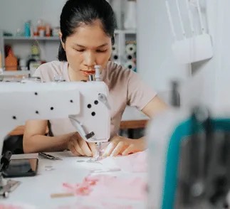 couturière qui réalise une robe de mariée